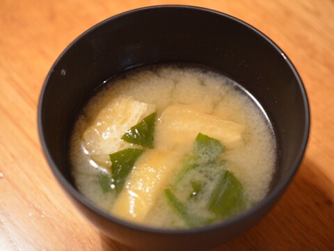 栄養満点！小松菜と油揚げの味噌汁